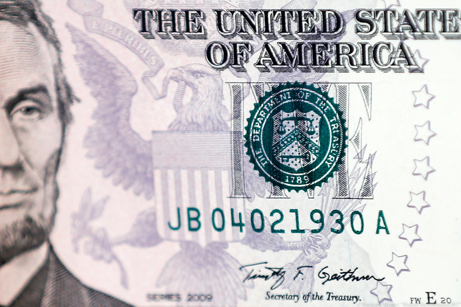 ЦБ теперь может выдавать разрешения на вывоз из РФ валюты на сумму свыше $10 тысяч