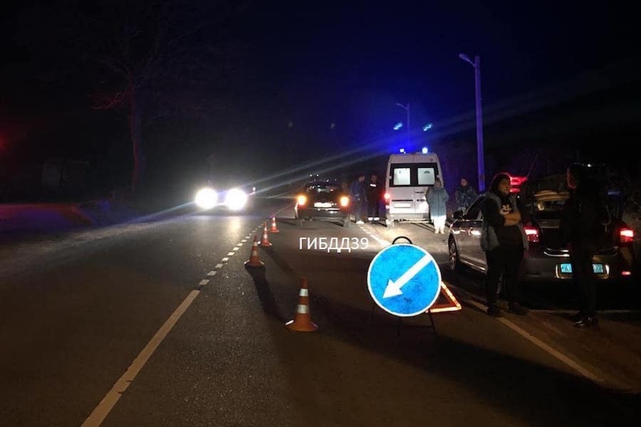 На балтийской трассе сбили 12-летнего мальчика, который перебегал дорогу