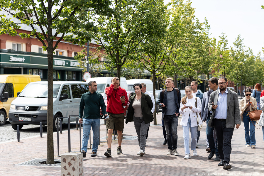 Вместо развалившихся: на улицу Баранова вернули вазоны-лавки за 12,5 млн рублей (фото)