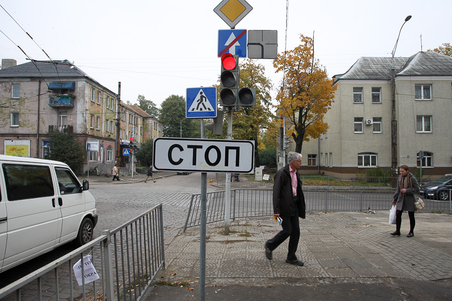 Несчастливый перекресток: грузовики сносят ограждение у школы №14, где погибла девочка (фото)