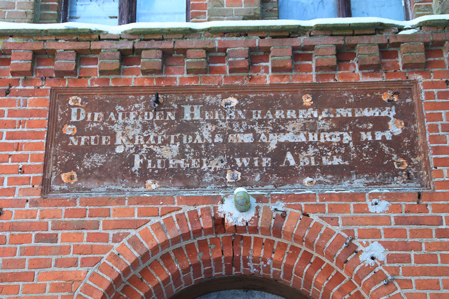 Смрад и овцы: старинную семинарию под Черняховском превратили в хлев