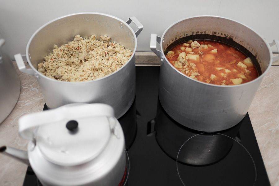 Уют за колючей проволокой: что ждет иностранцев, попавших в миграционный центр