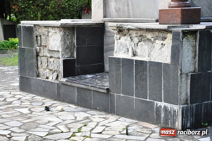 Польские СМИ: жители польских городов выступают против советских памятников (фото)