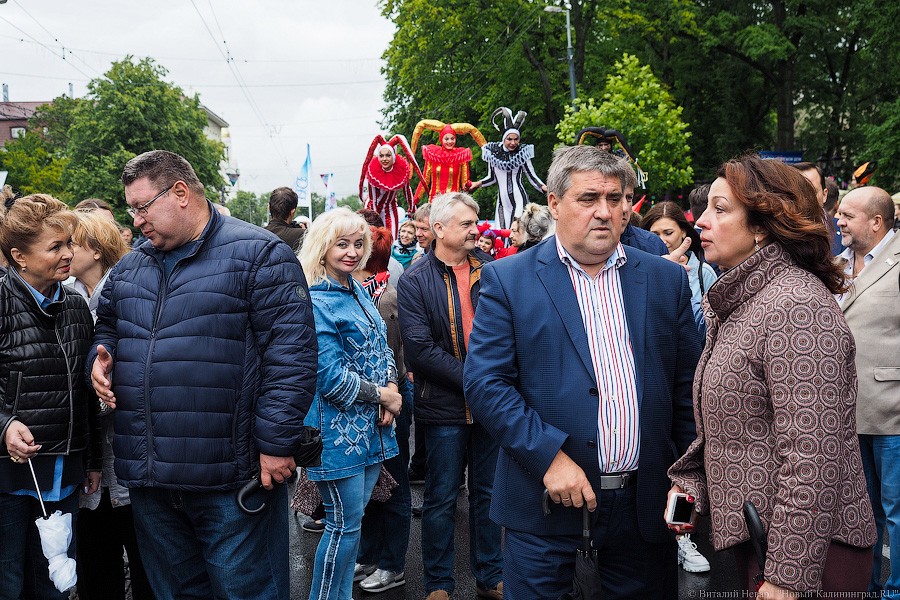 Легко уладить с помощью зонта: как праздновали День города в пешеходной зоне