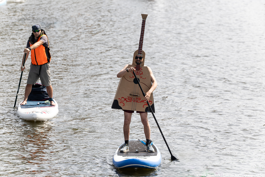 Царевны и богатыри на сапах: как в Калининграде прошёл костюмированный заплыв (фото)
