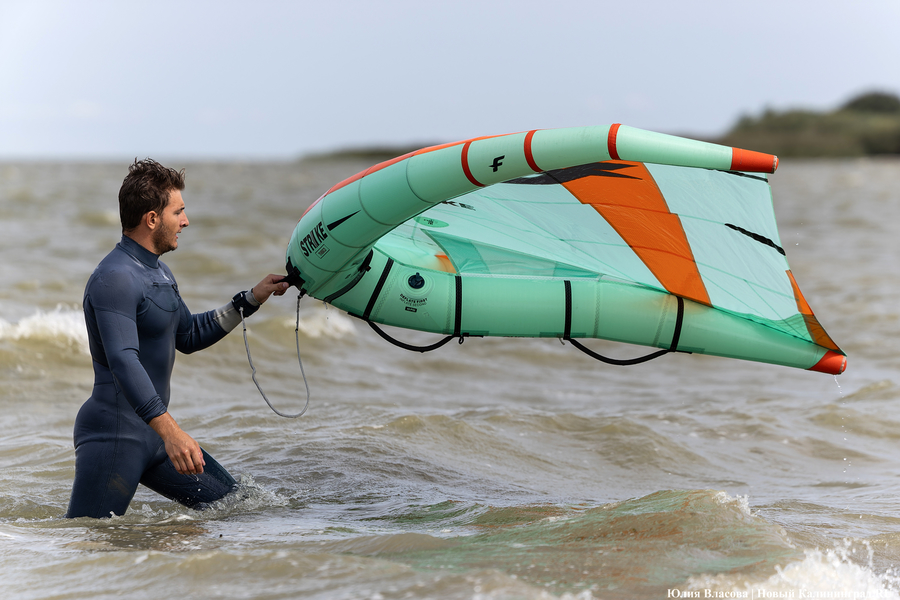 По воде против ветра: на Куршском заливе соревновались под кайтом и с крылом (фото)