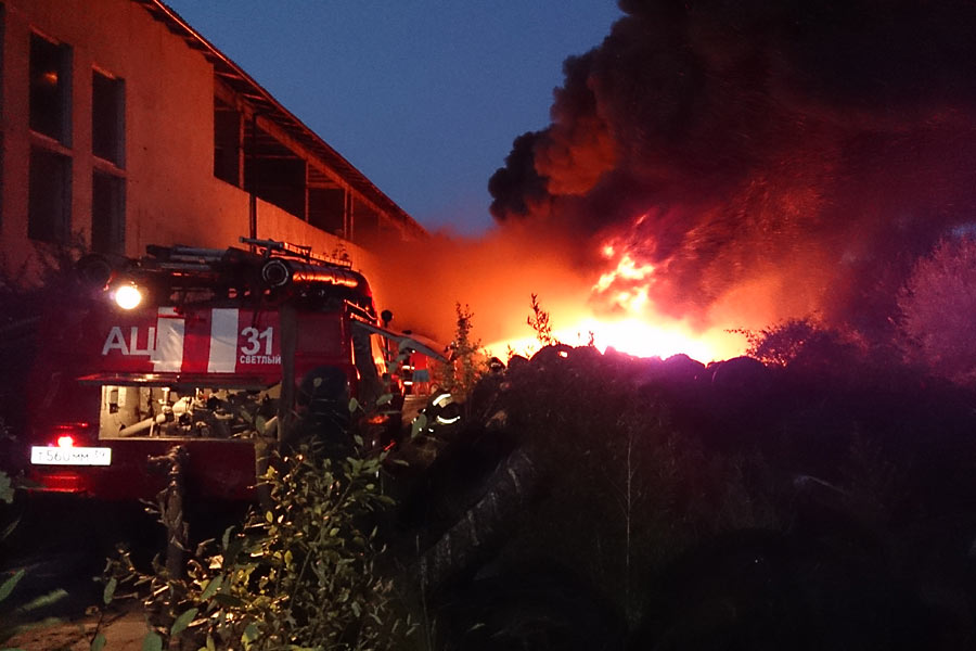 Во Взморье 4 пожарных расчёта тушили загоревшуюся свалку покрышек (фото)