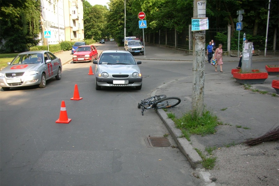 В Калининграде автомобиль сбил 13-летнего велосипедиста (фото)