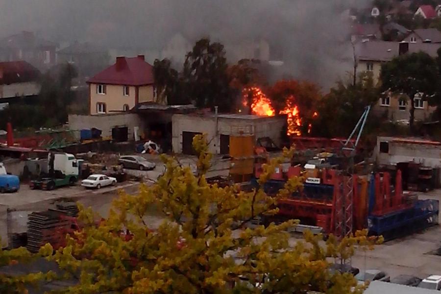 Очевидцы: в Калининграде на ул. Ломоносова горит гараж (фото)