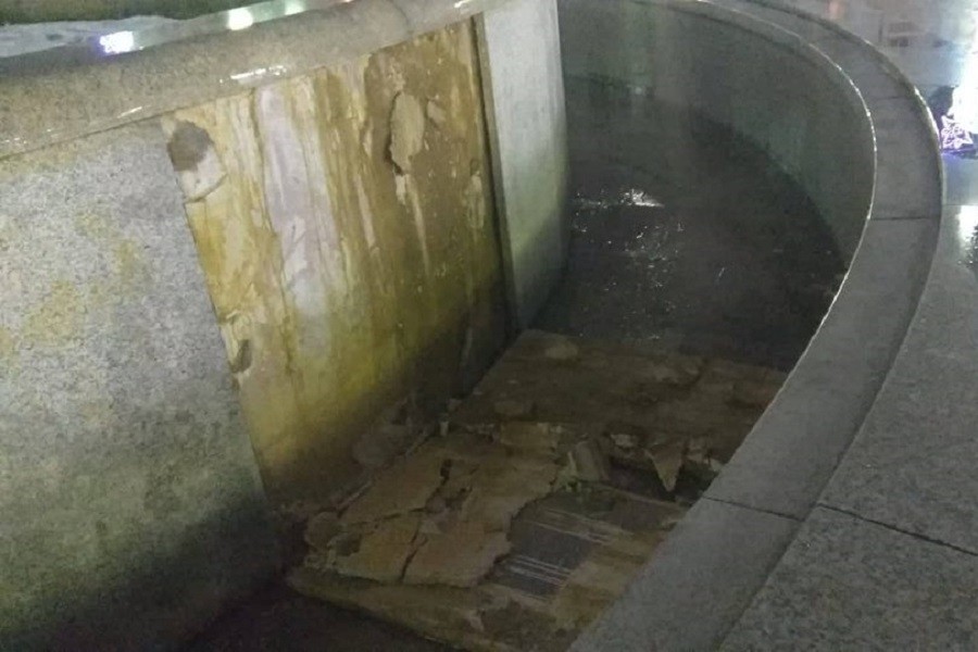 «Без паники, друзья»: в фонтане у «Кловера» вновь отвалилась плитка