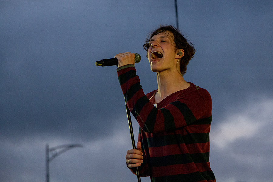 Марафон мировых хитов: в Калининграде прошёл рок-фестиваль с трибьют-шоу (фото)