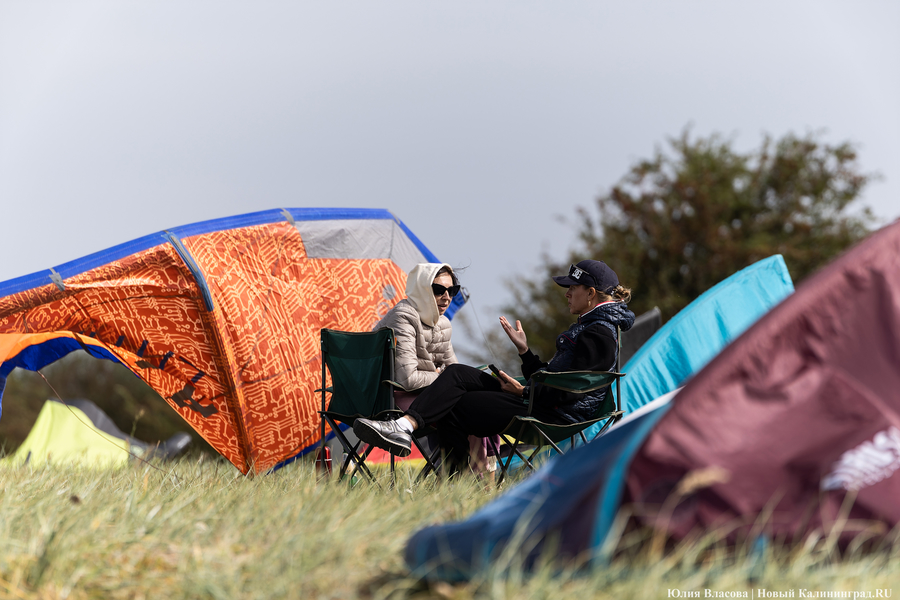 По воде против ветра: на Куршском заливе соревновались под кайтом и с крылом (фото)