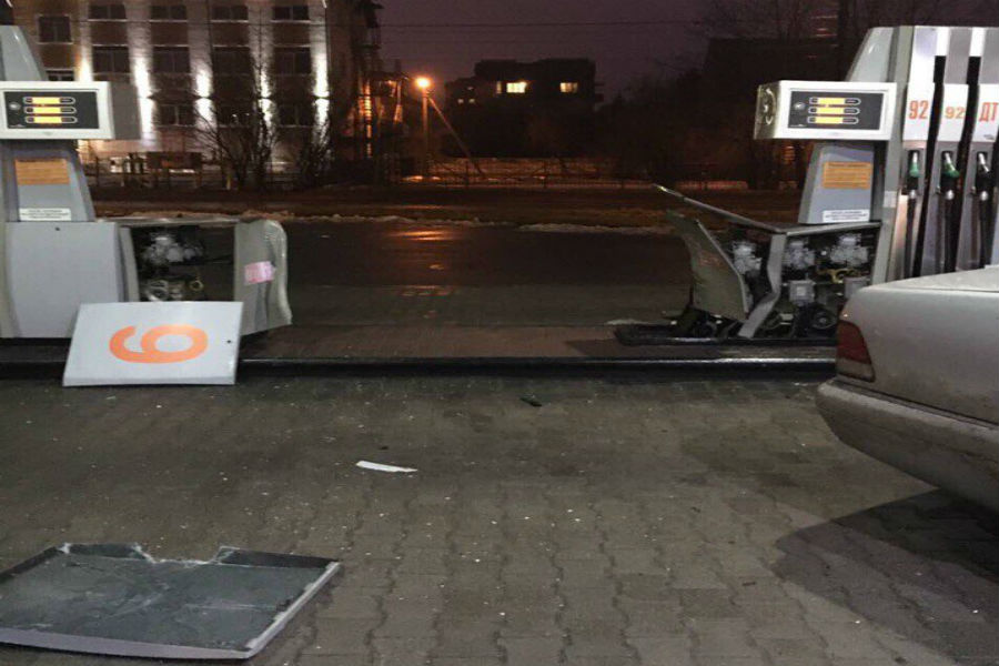 На АЗС в Калининграде «Мерседес» снес две бензоколонки (фото)