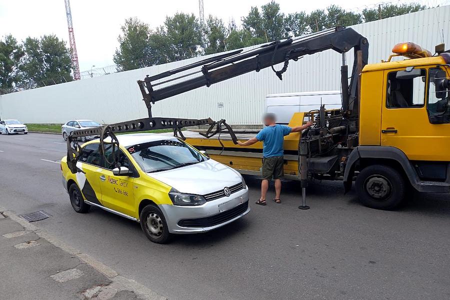 Калининградские приставы арестовали машину такси за долги (фото)