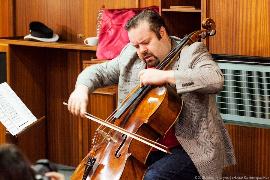 Дадим по струнам: Борислав Струлёв выступил на борту барка «Крузенштерн»