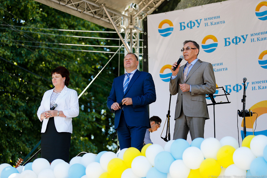 Толпа и селфи-палка: выпускникам БФУ вручили очередную партию дипломов