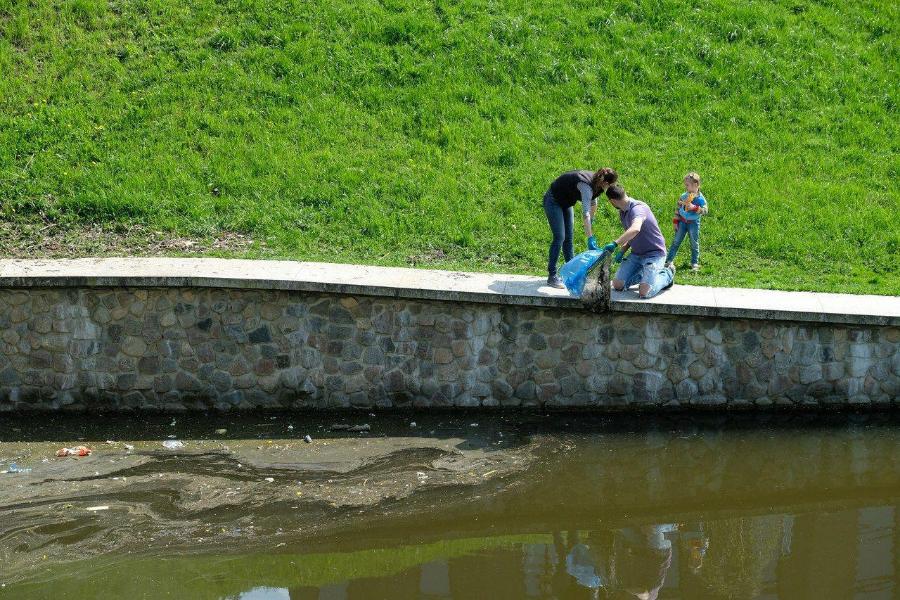 Калининградцы пытаются ликвидировать загрязнение Верхнего озера (фото) 