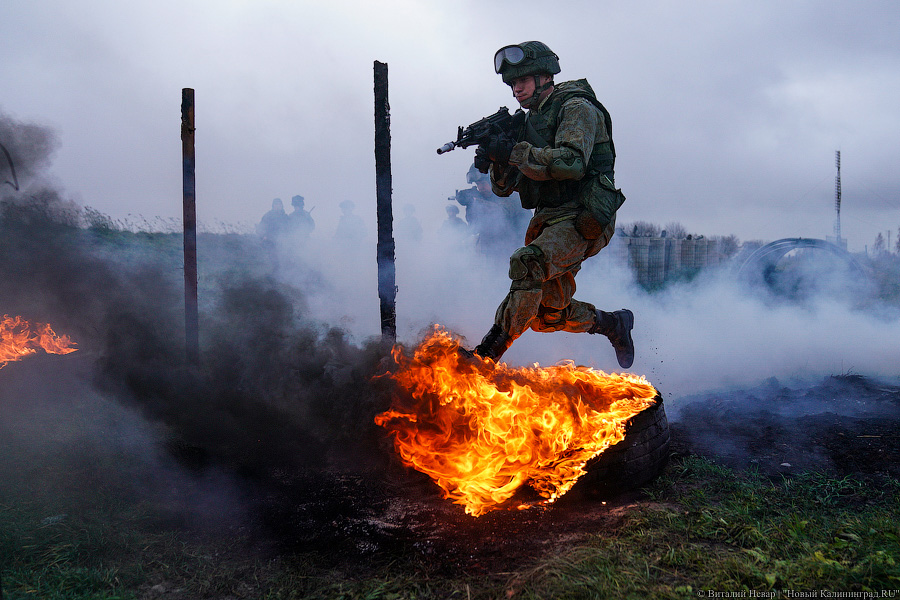 В условиях, приближенных к боевым: тренировка морпехов на психологической полосе препятствий