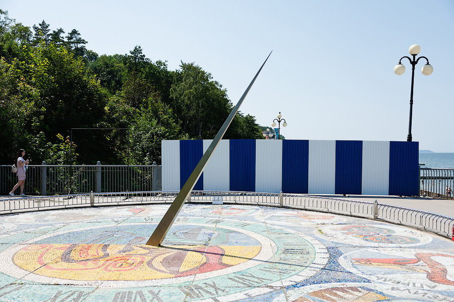 Забор поставили, люди остались: в Светлогорске перекрыли часть променада и пляжа (фото)