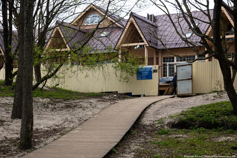 Монополия на пляж: как выглядит скандальное кафе в Зеленоградске, которое власти называют «НТО» (фото)