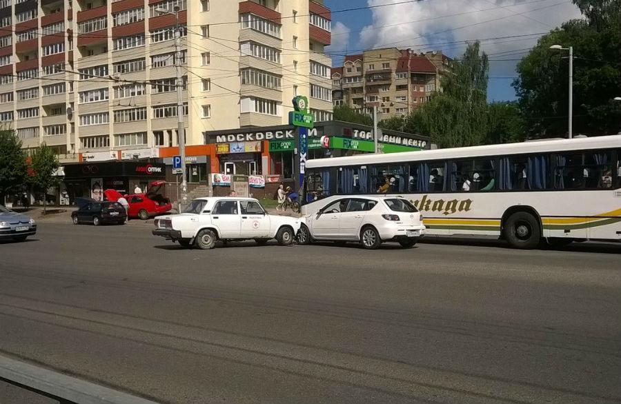 На Московском проспекте в Калининграде столкнулись «Мазда» и «Жигули» (фото)