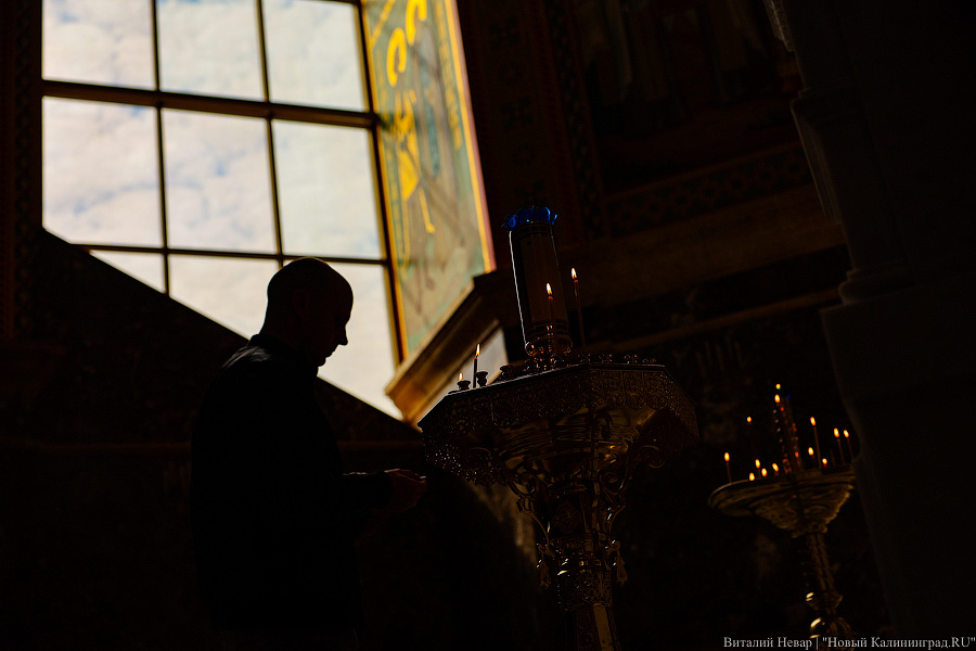 В брызгах святой воды: освящение пасхального угощения в соборе Христа Спасителя (фото)