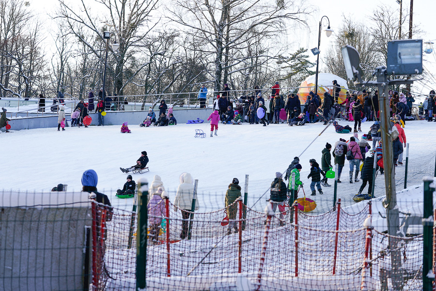 Скользя по утреннему снегу: калининградцы устроили катания с горки в Центральном парке (фото)