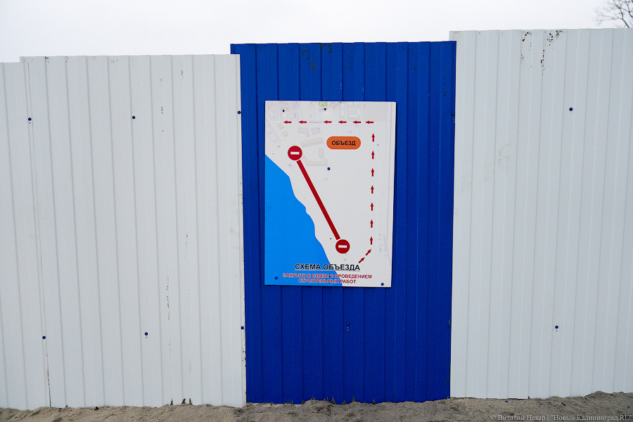 Серферы против гребенок: в Зеленоградске начали установку 40-тонных волноломов (фото)