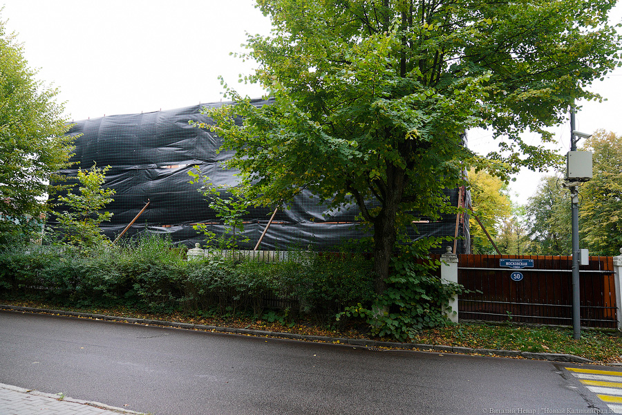 Разрушительный ремонт: в Зеленоградске сносят отель «Королева Луиза» (фото)
