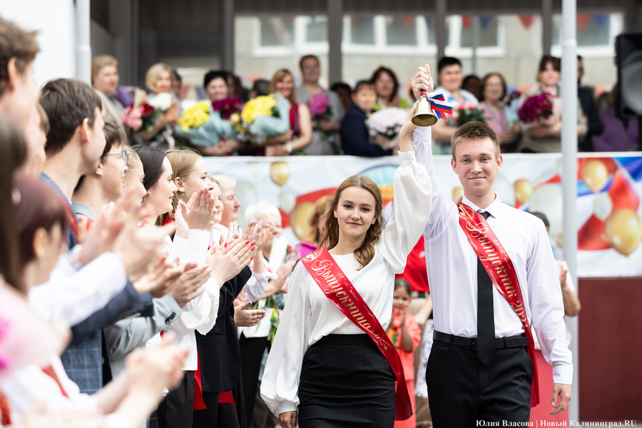 Под вальс из старого фильма: как проходил «Последний звонок» в школе № 6