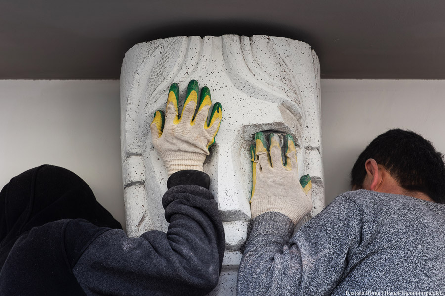 История в фибробетоне: на проспекте Мира установили горельефы первых переселенцев (фото)