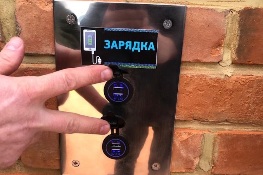 На двух остановках в Зеленоградске появились разъёмы для зарядки телефонов