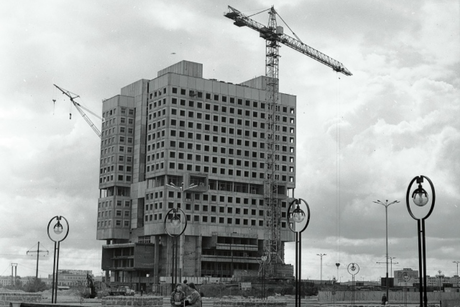 Гостиница из Дома Советов и фестиваль конокрадов: о чем писали газеты 35 лет назад