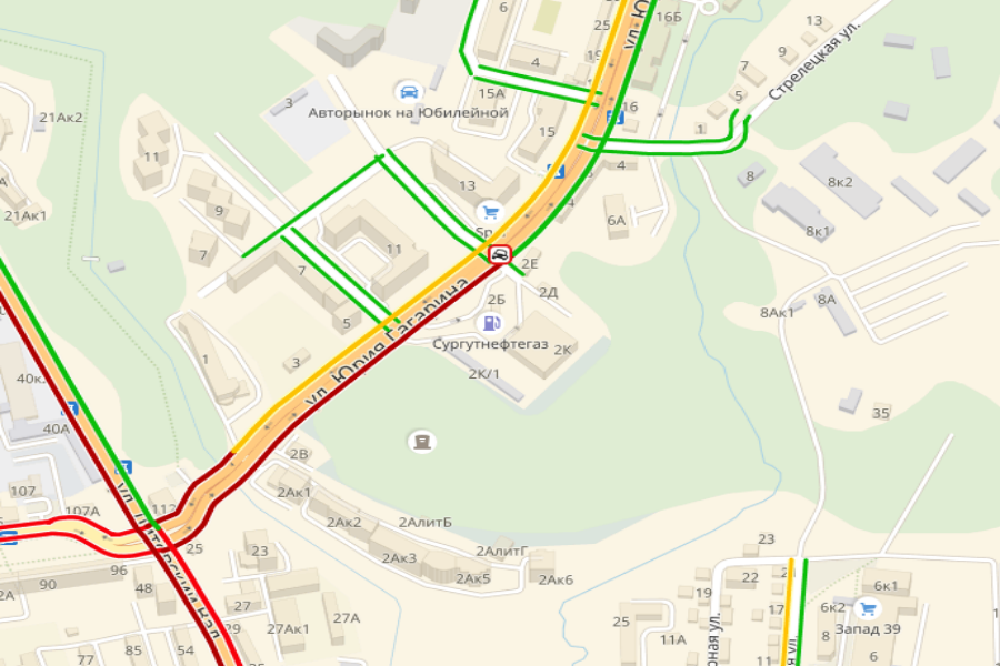 В Калининграде пассажирский автобус вылетел на тротуар, проломив забор (фото)