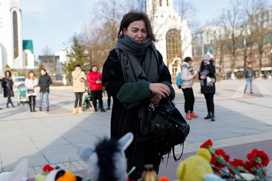 Опустить голову, зажечь свечу: в Калининграде почтили память погибших в Кемерово