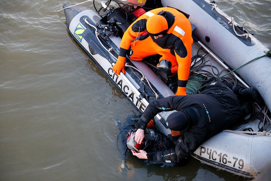 Спасатели обследовали карьер, на берегу которого нашли детскую одежду