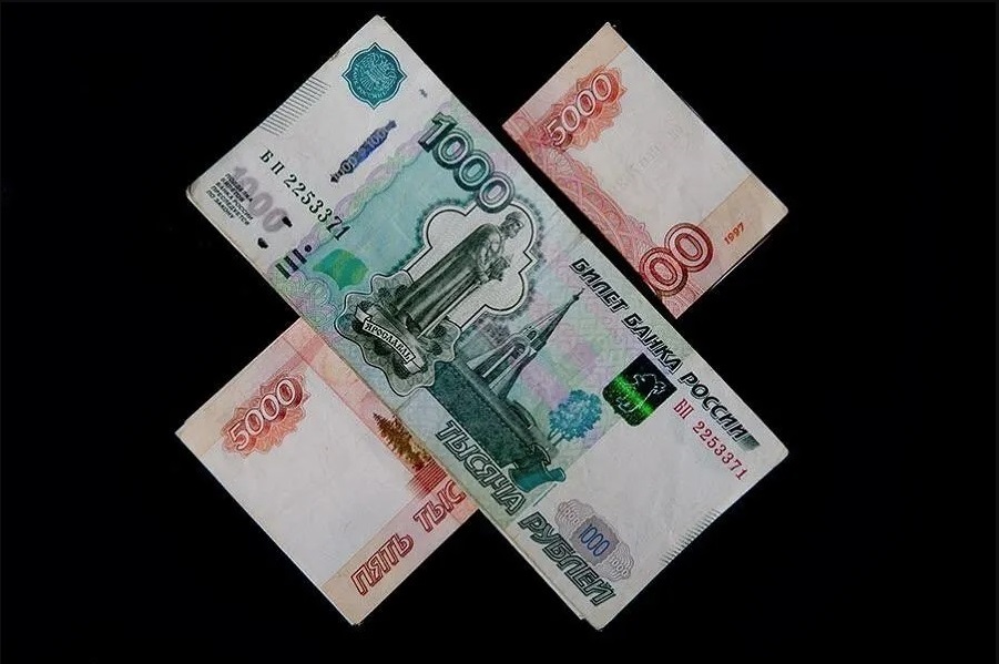 Курс рубля опустился до очередного минимума. За месяц евро и доллар подорожали в 1,5 раза