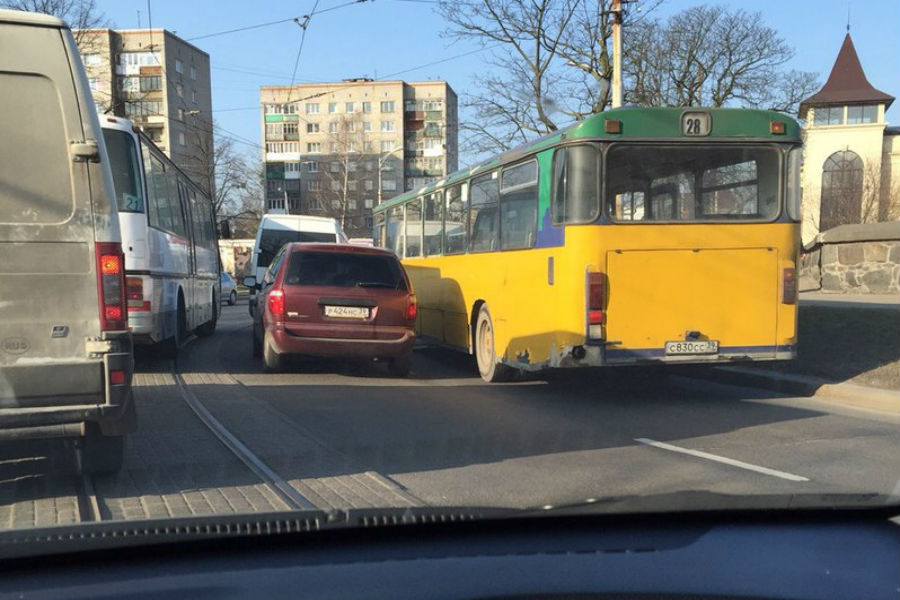 На Черняховского столкнулись легковушка и автобус, движение затруднено (фото)
