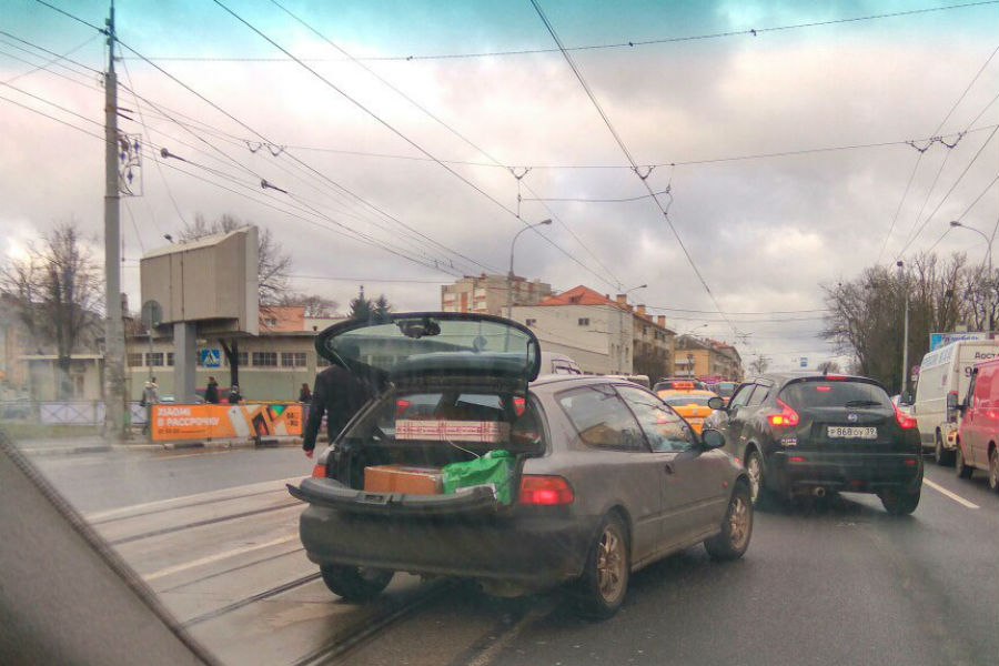На Советском проспекте участники ДТП блокировали движение трамваев (фото)