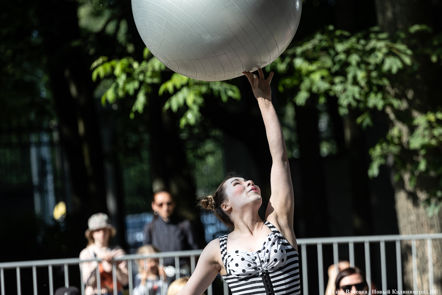 Это просто цирк какой-то: фестиваль «Башня» запустил уличную программу на «Балтике» (фото)