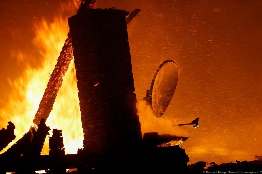 Черный четверг: пожар уничтожил склады на проспекте Калинина (фото) 