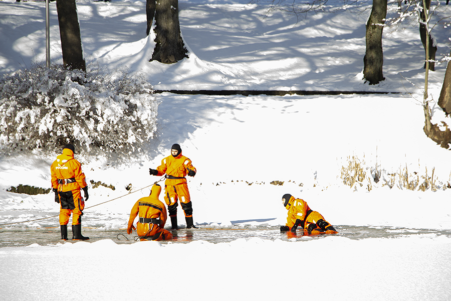 Счёт на секунды: как в МЧС отрабатывают навыки спасения на воде в зимний период (фото) (видео)