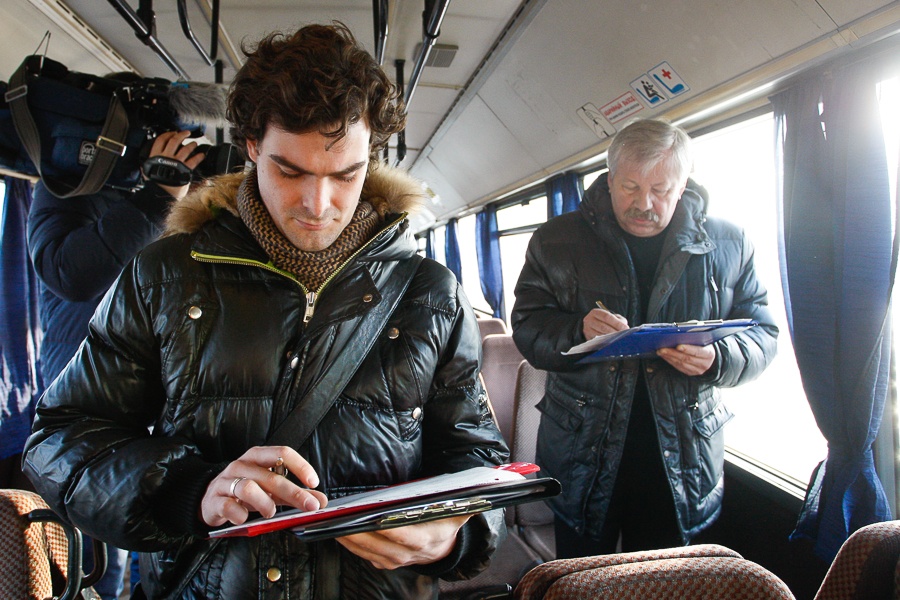 Изумительная тенденция: как сотрудники мэрии Калининграда проверяли состояние автобусов (фото)