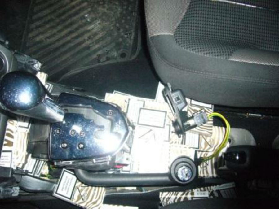 В Пограничном таможенники вскрыли тайник с сигаретами в «Пежо» калининградки (фото)