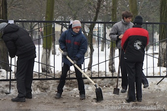 Школьники в Калининграде убирают снег в учебное время