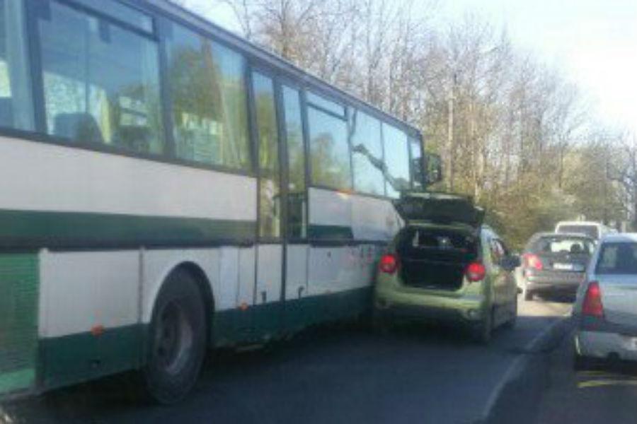 На Гурьевском кольце столкнулись автобус и иномарка (фото)