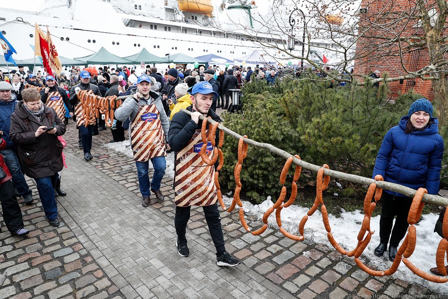 Косплей на Елизавету II: как прошёл День длинной колбасы в Музее Мирового океана