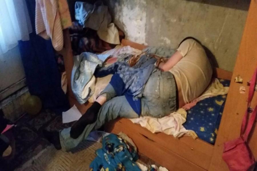 В Светловском районе полиция изъяла из семьи троих детей из-за антисанитарии в квартире (фото)