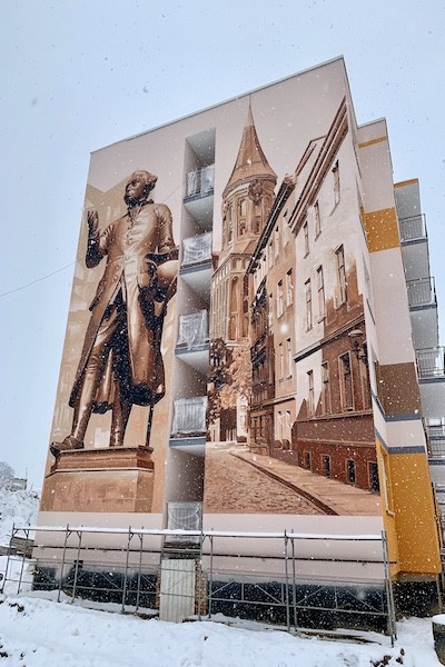 Фасад дома в Калининграде украсили портретом Канта и видами Кенигсберга (фото)