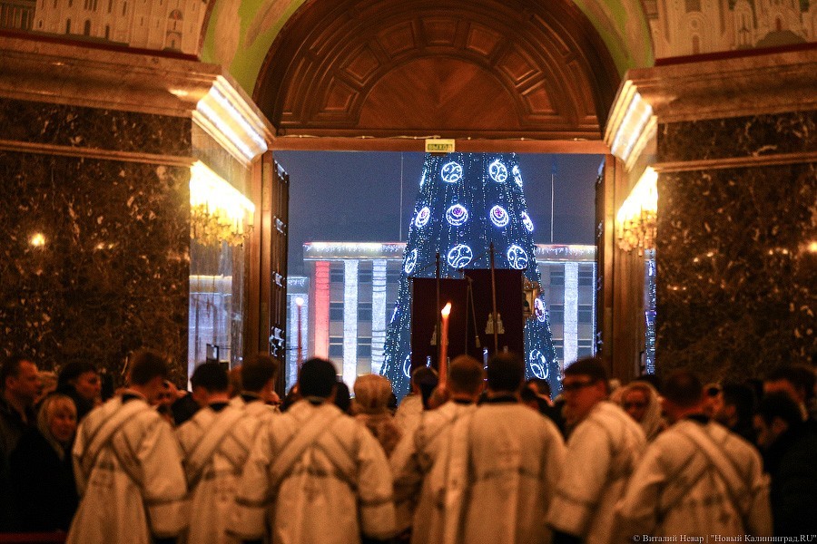 Смиренные взгляды: в соборе Христа Спасителя Калининграда встретили Рождество (фото)